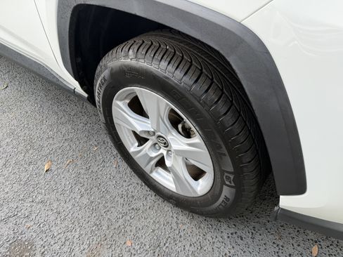 Used 2019 Toyota RAV4 XLE w/ Convenience Package FWD image 11