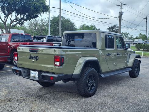 Used 2025 Jeep Gladiator Sport image 2