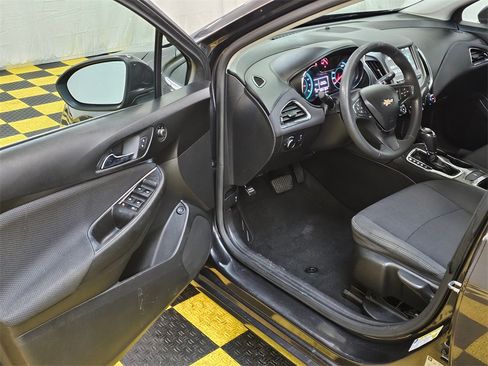 Used 2017 Chevrolet Cruze LT image 20