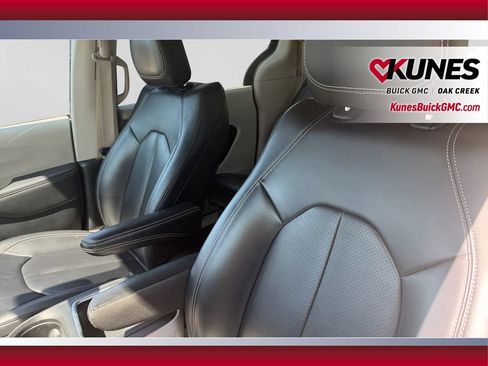 Used 2023 Chrysler Pacifica Touring-L FWD image 23