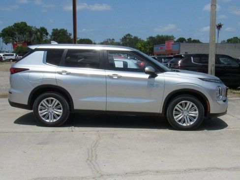 New 2025 Mitsubishi Outlander ES image 2