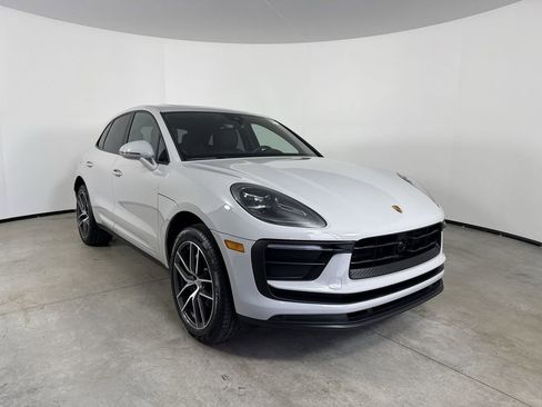 Certified 2025 Porsche Macan image 9