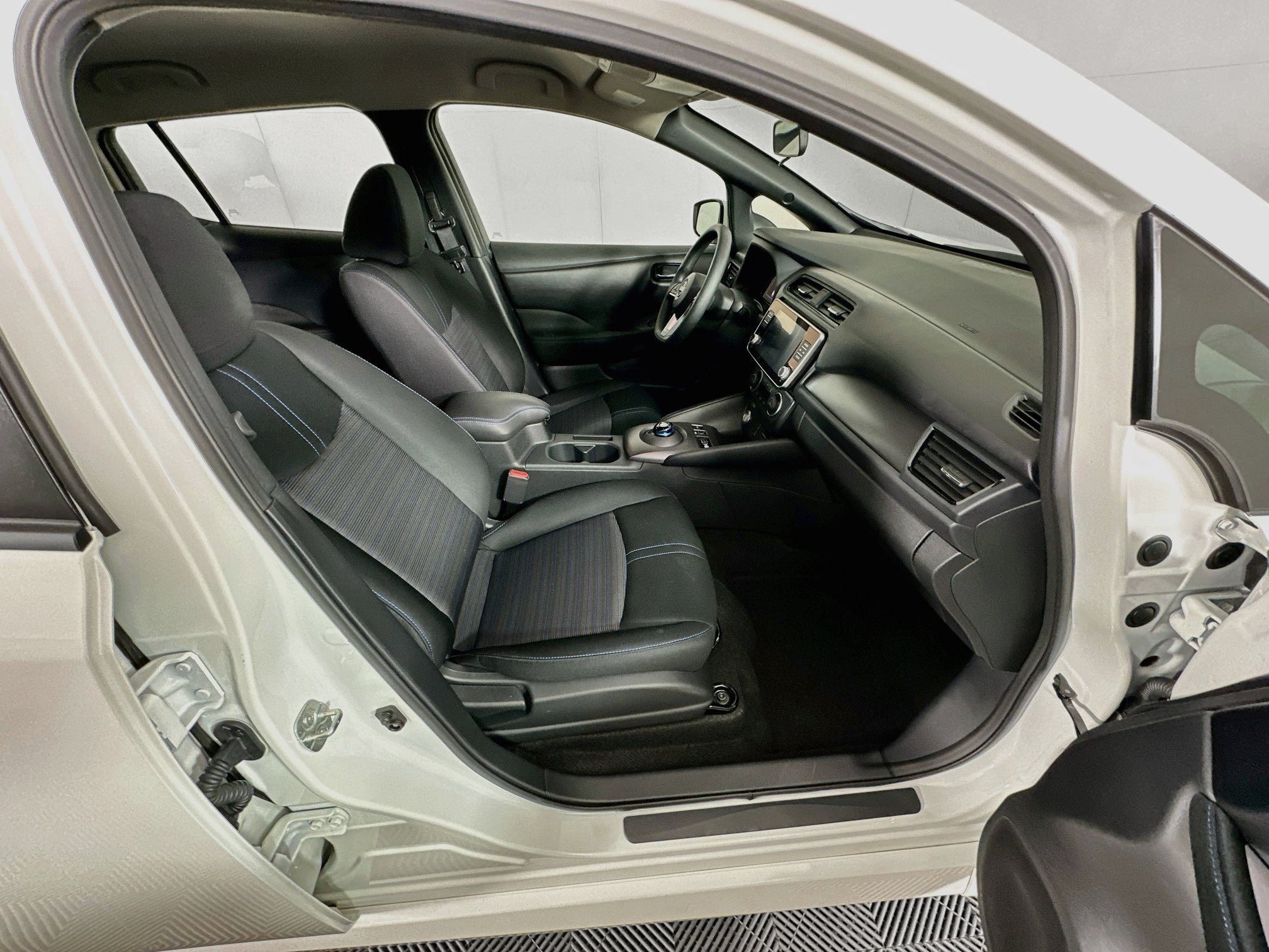 Used 2025 Nissan Leaf S FWD image 29
