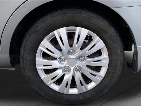 Used 2012 Nissan Versa SV FWD image 10