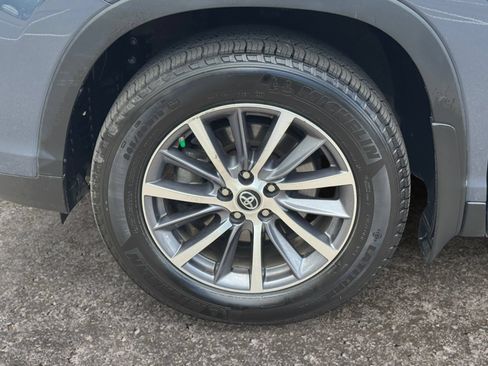 Used 2019 Toyota Highlander XLE AWD/4WD image 15