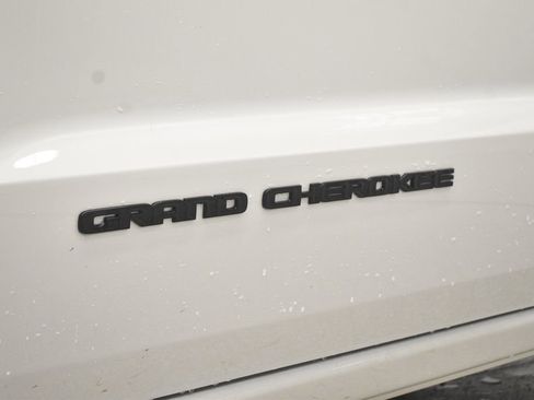 Used 2021 Jeep Grand Cherokee Altitude image 15