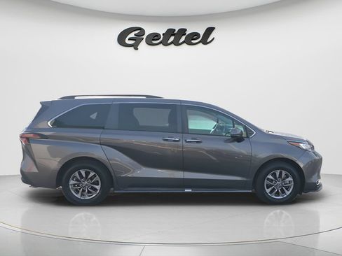 Used 2023 Toyota Sienna XLE FWD image 4