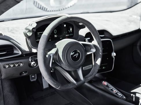 Used 2024 McLaren Artura RWD image 27
