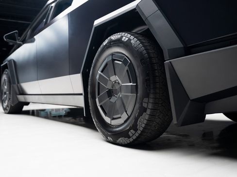 Used 2024 Tesla Cybertruck AWD Crew Cab image 63