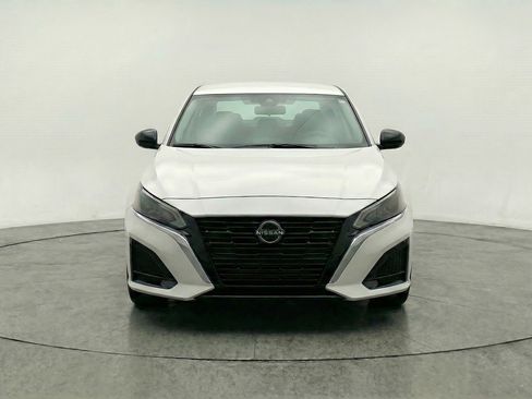 Used 2025 Nissan Altima 2.5 SV FWD image 2