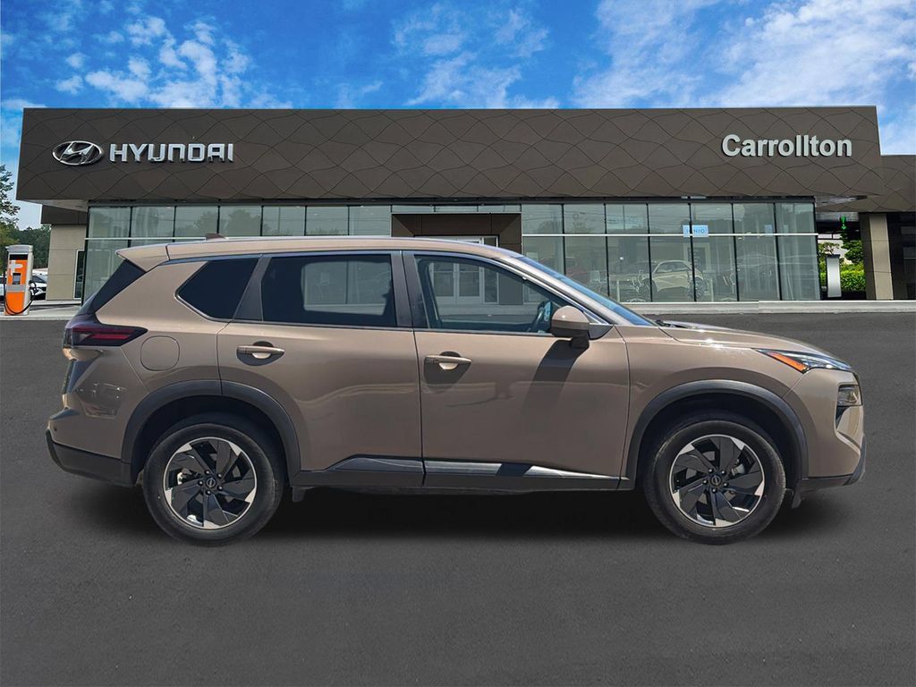 Used 2025 Nissan Rogue SV AWD/4WD image 4