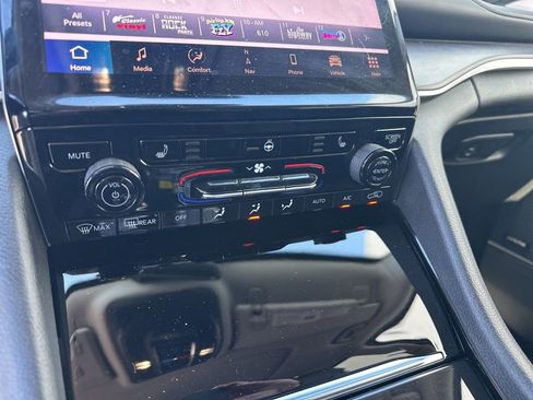 Used 2022 Jeep Grand Cherokee Limited 4xe image 19