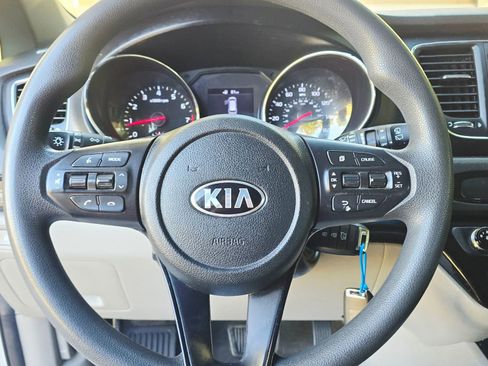 Used 2020 Kia Sedona LX image 16