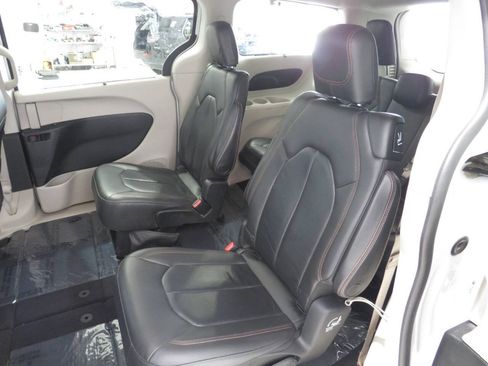 Used 2017 Chrysler Pacifica Touring-L FWD image 14
