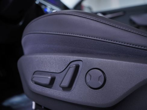 Used 2025 Kia Niro SX Touring image 18