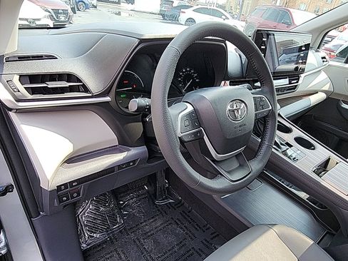 Certified 2023 Toyota Sienna XLE image 12