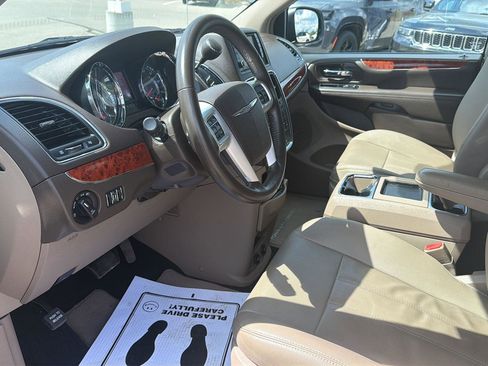 Used 2016 Chrysler Town & Country Touring FWD image 16