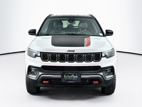 Used 2025 Jeep Compass Trailhawk AWD/4WD image 2