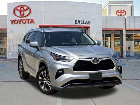 Used 2021 Toyota Highlander XLE AWD/4WD image 1