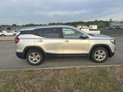 Used 2021 GMC Terrain SLE image 11