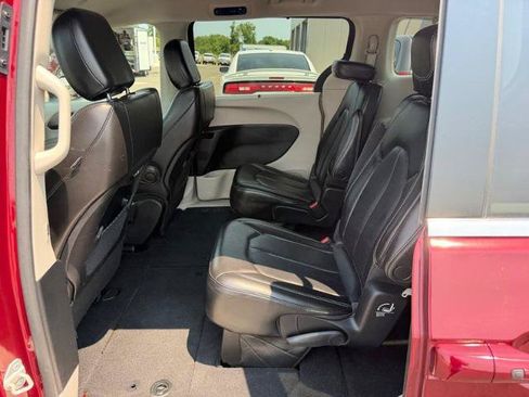 Used 2023 Chrysler Pacifica Touring-L FWD image 11