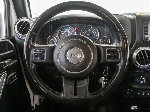 Used 2018 Jeep Wrangler Unlimited Sahara w/ Connectivity Group AWD/4WD image 13