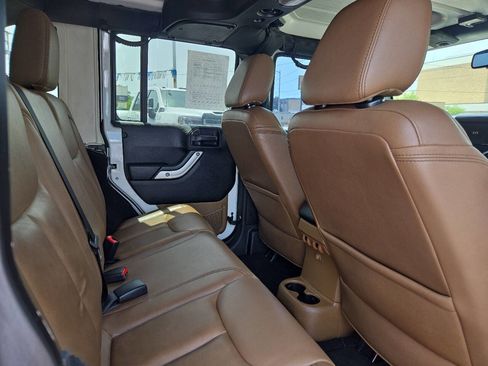 Used 2015 Jeep Wrangler Unlimited Rubicon w/ Connectivity Group AWD/4WD image 15