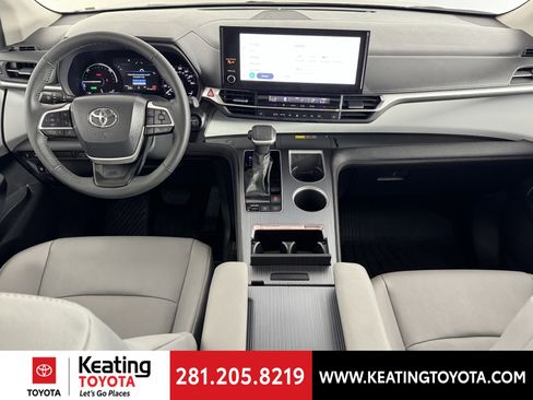 Certified 2025 Toyota Sienna XLE image 25