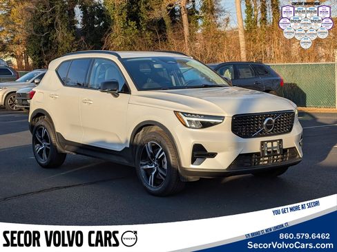 Used 2024 Volvo XC40 B5 Core image 2