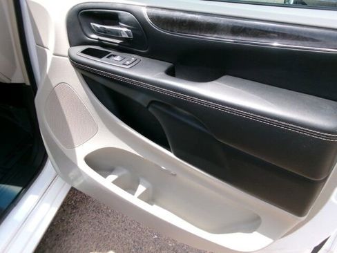 Used 2016 Chrysler Town & Country Touring FWD image 16