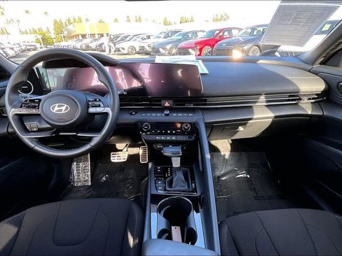 Certified 2025 Hyundai Elantra SEL image 11