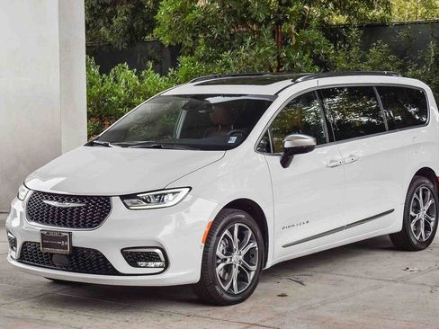 New 2026 Chrysler Pacifica Pinnacle w/ Trailer Tow Group AWD/4WD image 3