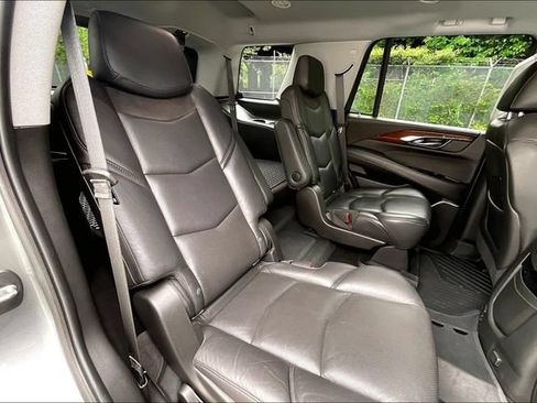 Used 2020 Cadillac Escalade Luxury w/ LPO, Radiant Package AWD/4WD image 27