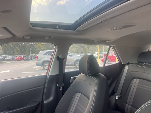 Used 2023 Hyundai Venue SEL image 18