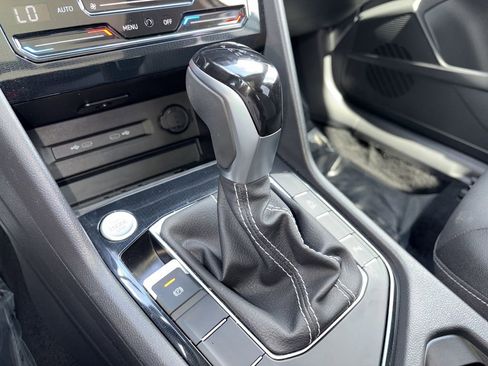 Certified 2025 Volkswagen Taos SE image 10