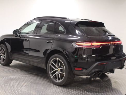 Certified 2022 Porsche Macan image 3