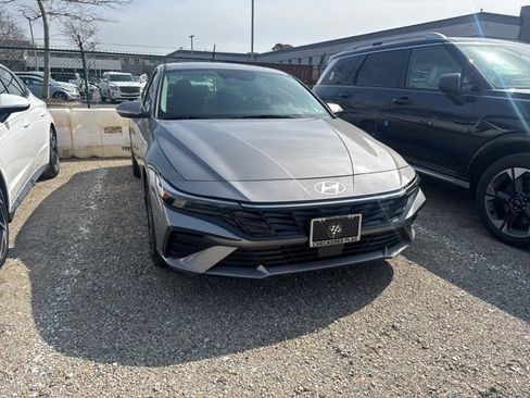 Used 2025 Hyundai Elantra SEL image 2