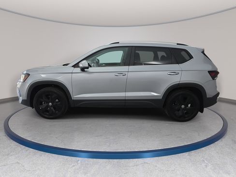 Used 2025 Volkswagen Taos SE image 8