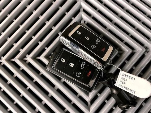 Used 2024 Jeep Grand Cherokee Limited image 11