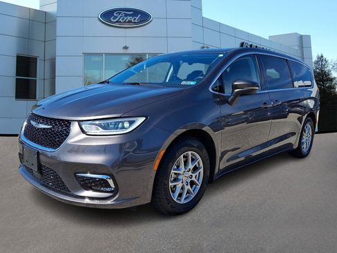 Used 2023 Chrysler Pacifica Touring-L image 4