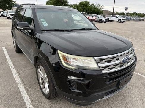 Used 2018 Ford Explorer XLT w/ Equipment Group 202A image 3