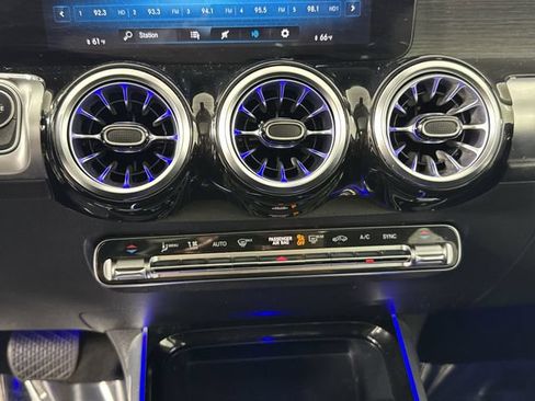Used 2022 Mercedes-Benz GLB 250 4MATIC image 8