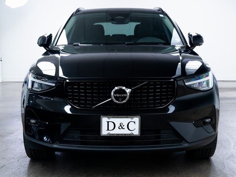 Used 2024 Volvo XC40 B5 Plus image 2