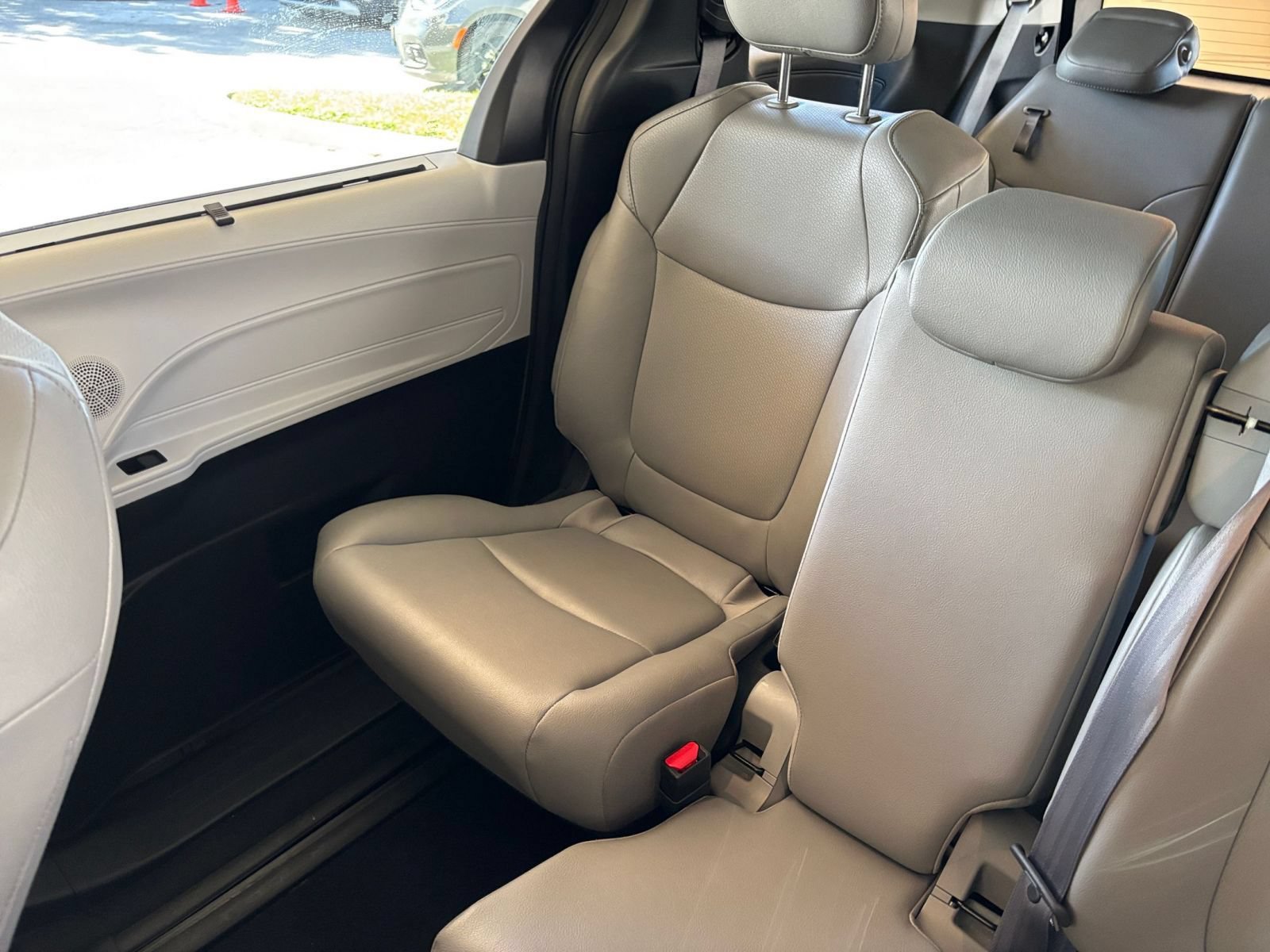 Used 2025 Toyota Sienna XLE FWD image 41