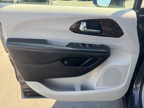 Certified 2021 Chrysler Pacifica Limited image 11