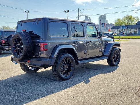Used 2022 Jeep Wrangler Unlimited Sahara AWD/4WD image 4