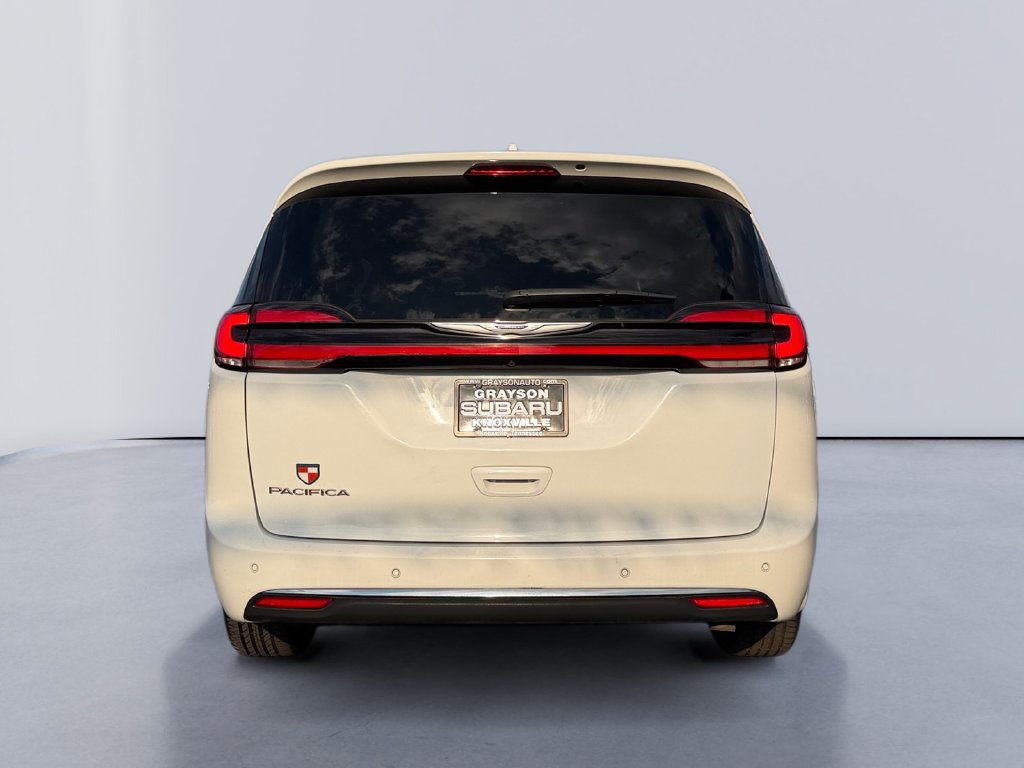 Used 2022 Chrysler Pacifica Touring-L FWD image 4