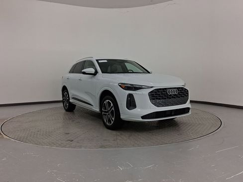 Certified 2025 Audi Q5 Premium w/ Convenience Package image 7