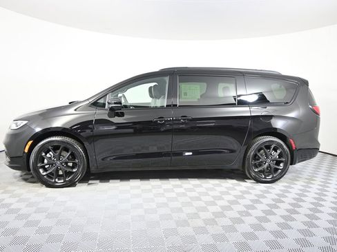 Used 2025 Chrysler Pacifica Limited w/ Trailer Tow Group AWD/4WD image 2