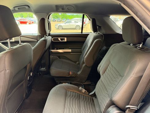 Used 2021 Ford Explorer XLT RWD image 17
